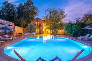 Luxury 5 bedroom with private and secluded swimming pool and gard