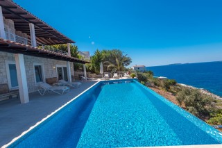 Beautiful 5 bed luxury villa with sea view and private sea access